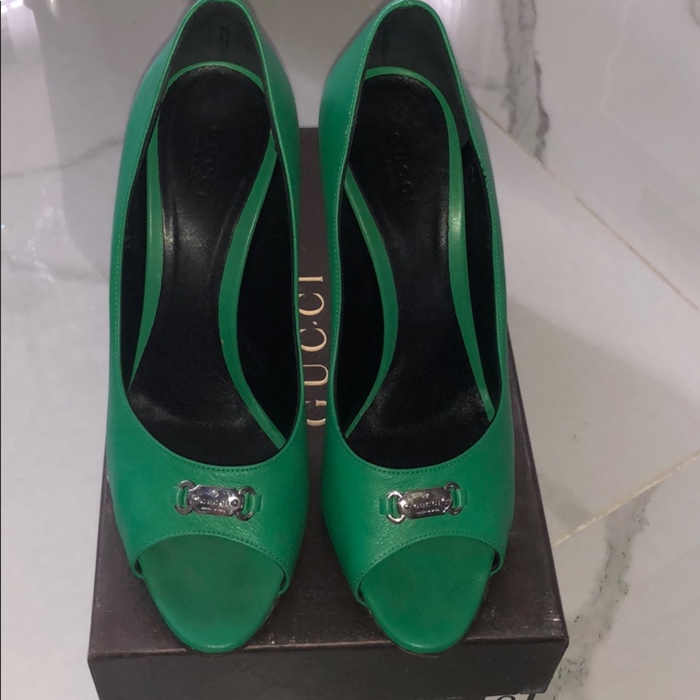 Green leather Gucci black heel